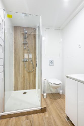une salle de bain blanche avec douche et toilettes dans l'établissement SV - Au Cœur d'Opéra et Vieux-Port, à Marseille