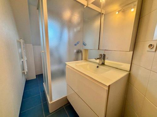 une salle de bain avec un lavabo et une douche dans l'établissement Maison à Quiberon 3 pièces avec piscine, proche plage et commerces - FR-1-478-60, à Quiberon