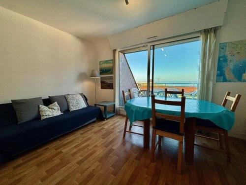 un salon avec un canapé et une table avec vue dans l'établissement Quiberon - 2 Pièces + Mezzanine avec 2 Balcons, Parking, Près de la Mer - FR-1-478-125, à Quiberon