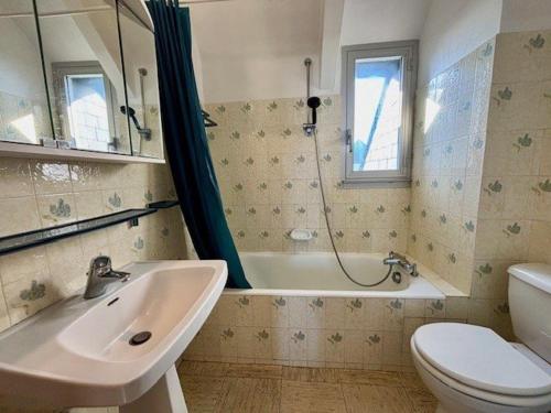 une salle de bain avec un lavabo, une baignoire et des toilettes dans l'établissement Quiberon - 2 Pièces + Mezzanine avec 2 Balcons, Parking, Près de la Mer - FR-1-478-125, à Quiberon