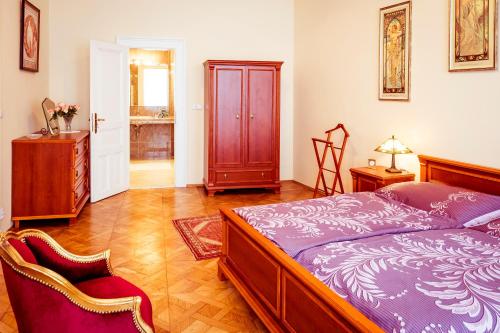 una camera con un letto e due sedie di Apartment Vodičkova 11 a Praga