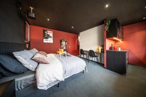 Postel nebo postele na pokoji v ubytování Home Studio Cinéma Privé