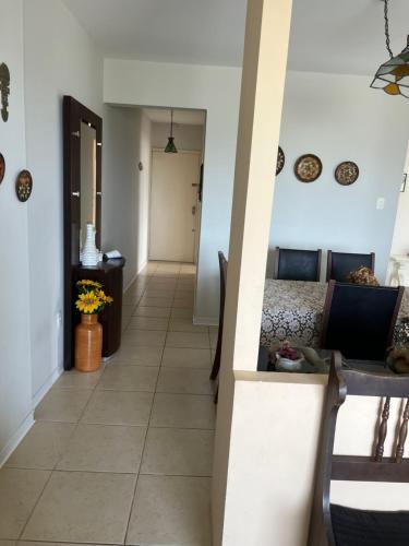 a hallway leading to a living room with a hallway at Pé na areia incrível in Piçarras
