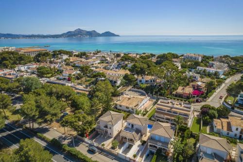 NEW Apartment Sol with Sea Views and Balcony by Bebreeze