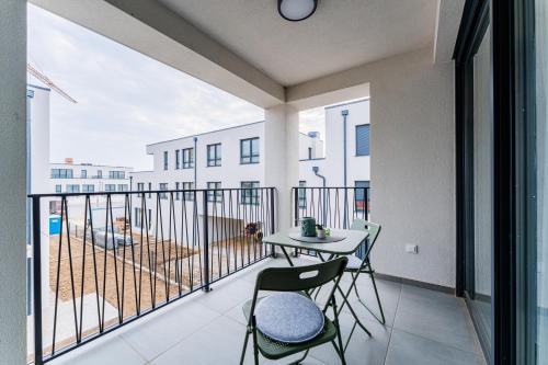 einen Balkon mit einem Tisch und Stühlen darauf in der Unterkunft Flex SelfCheckIns 100 - Zagreb - 2 Bedrooms - Parking - Loggia in Velika Mlaka