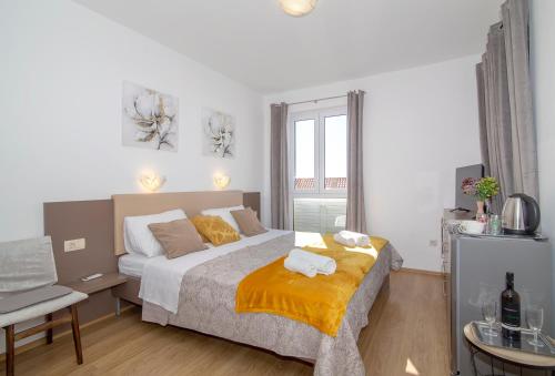 una camera da letto con un letto e una sedia di Room Beta with sea view a Dubrovnik