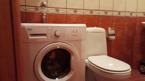 une salle de bain avec machine à laver et toilettes dans l'établissement Apartments Lazarević, à Kotor