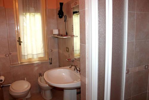 bagno con lavandino e servizi igienici di Hotel Adriana ad Abbadia San Salvatore