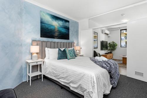 Postel nebo postele na pokoji v ubytování The Haylight Escape - 1BDR - Pool