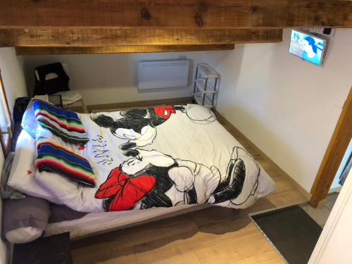 - un petit lit dans une chambre avec publicité lors d'une manifestation dans l'établissement Mon Rêve, à Saint Cyprien Plage