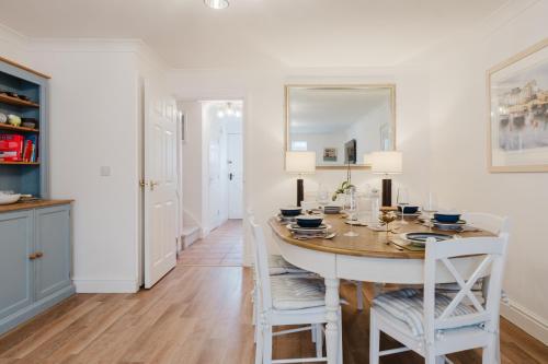 Φωτογραφία από το άλμπουμ του Stylish Retreat with Private Garden in Tetbury σε Tetbury