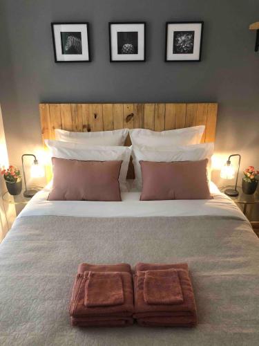 une chambre avec un grand lit avec deux oreillers dans l'établissement Studio en résidence avec parking, à Équemauville