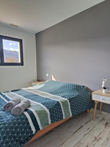 une chambre avec un lit avec des serviettes dessus dans l'établissement Villa 8 pers, Piscine privée, proche mer, à Maureillas