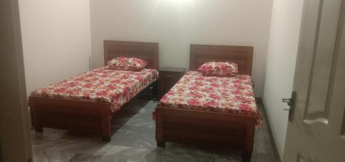 Postel nebo postele na pokoji v ubytování Gujrat Hotel