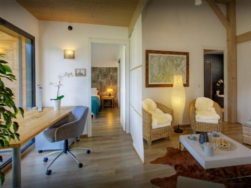 une chambre avec un bureau et des chaises ainsi qu'un salon dans l'établissement Chalet de Rollon - OVO Network, à Thônes