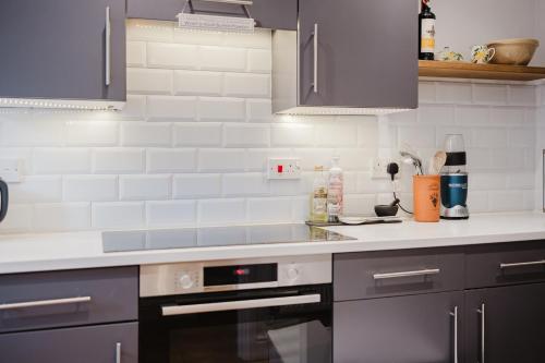 Η κουζίνα ή μικρή κουζίνα στο Stylish Retreat with Private Garden in Tetbury
