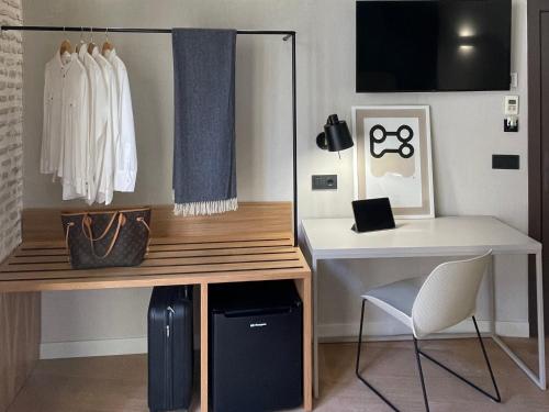a room with a desk with a mirror and a chair at Cosy Rooms Embajador in Valencia