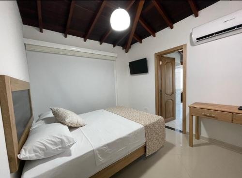 Postel nebo postele na pokoji v ubytování Hotel El Faro - Desayunos incluidos - Manga, Cartagena