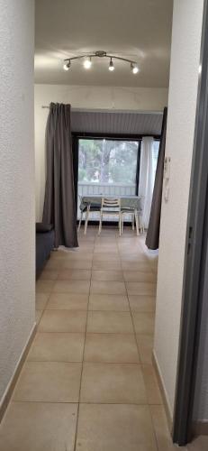 un couloir avec une table et une salle à manger dans l'établissement Studio Village Camarguais, à Arles