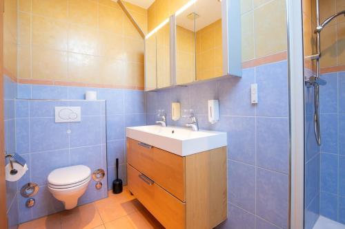 Ένα μπάνιο στο Special ROGER F RABBIT 4 Apartment, Roche Towers, 10-STAR
