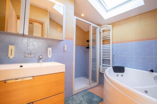 Ένα μπάνιο στο Special ROGER F RABBIT 4 Apartment, Roche Towers, 10-STAR