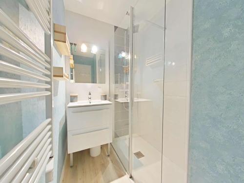 une salle de bain avec un lavabo et une douche en verre dans l'établissement Maison à Bretignolles-sur-Mer : 2 ch, 4 pers, piscine sécurisée - FR-1-224A-39, à Bretignolles-sur-Mer