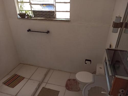 サルバドールにあるCasa Vila Lauraのトイレと窓のある白いバスルーム