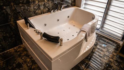 La salle de bains est pourvue d'une grande baignoire blanche. dans l'établissement CK Boutique Hotel, à Istanbul