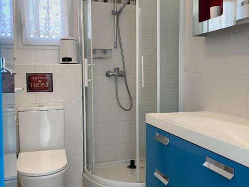 une salle de bain avec une douche, des toilettes et un lavabo dans l'établissement Appartement T2 Lumineux à Balaruc-les-Bains, Proche Thermes, Parking, Wifi, 2 Étoiles - FR-1-553-130, à Balaruc-les-Bains
