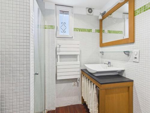 une salle de bain avec un lavabo et un miroir dans l'établissement Appartement duplex climatisé avec terrasse, 1 chambre, parking privé, proche plage - FR-1-326-559, à Marseillan