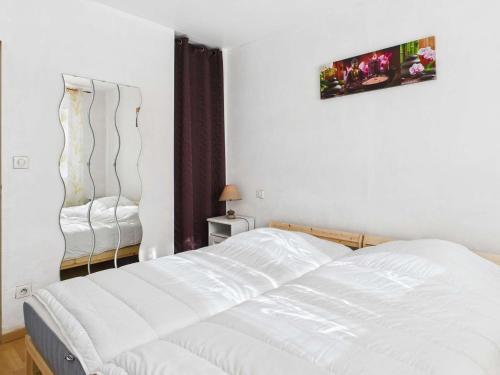 - une chambre avec un lit blanc et 2 chaises blanches dans l'établissement Appartement duplex climatisé avec terrasse, 1 chambre, parking privé, proche plage - FR-1-326-559, à Marseillan