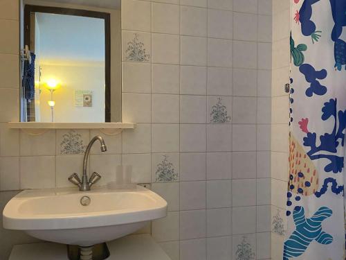 une salle de bain avec un lavabo et un miroir dans l'établissement Appartement 2 pièces avec mezzanine, piscine et parking à Narbonne Plage - FR-1-229B-63, à Narbonne