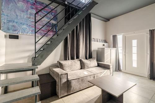 WössingenにあるNOXi 90qm Carport Küche WiFi Washer Kaminのソファと階段のあるリビングルーム