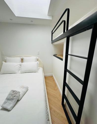 una camera con letto a castello e scala di Le One - Villa la Potinière - mer a Dunkerque