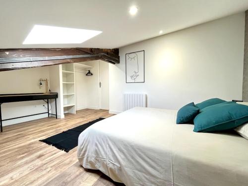 une chambre avec un grand lit blanc et un piano dans l'établissement L'Épicéa - 3 chambres Valence Centre, à Valence