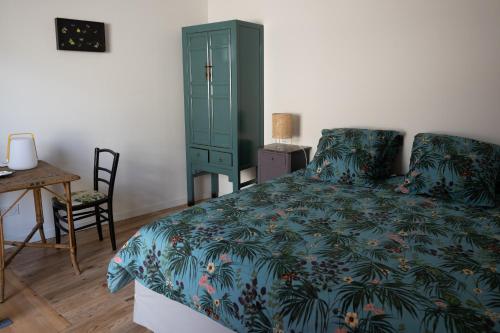 - une chambre avec un lit et une armoire verte dans l'établissement Le Havre du Pastre, à Buis-les-Baronnies