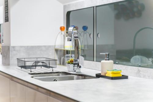 Exquisite 2-Bedroom Penthouse-Sleeps 7-Free Parking with Workspace & High-Speed WiFi photo 9