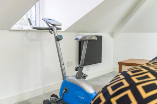 Exquisite 2-Bedroom Penthouse-Sleeps 7-Free Parking with Workspace & High-Speed WiFi photo 20