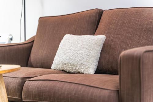 Exquisite 2-Bedroom Penthouse-Sleeps 7-Free Parking with Workspace & High-Speed WiFi photo 29