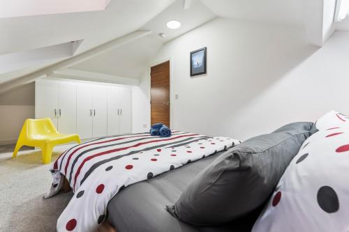 Exquisite 2-Bedroom Penthouse-Sleeps 7-Free Parking with Workspace & High-Speed WiFi photo 16