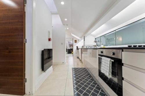 Exquisite 2-Bedroom Penthouse-Sleeps 7-Free Parking with Workspace & High-Speed WiFi photo 31