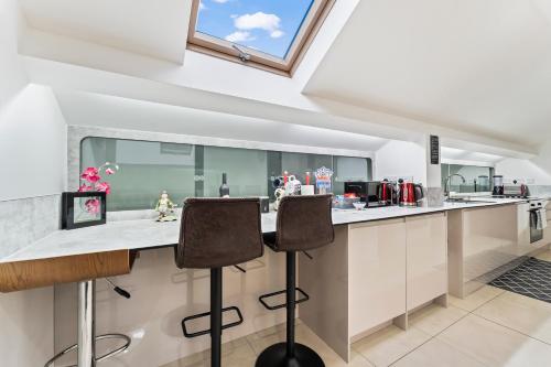 Exquisite 2-Bedroom Penthouse-Sleeps 7-Free Parking with Workspace & High-Speed WiFi photo 30