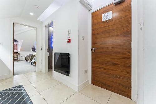 Exquisite 2-Bedroom Penthouse-Sleeps 7-Free Parking with Workspace & High-Speed WiFi photo 40