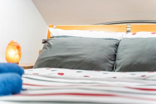 Exquisite 2-Bedroom Penthouse-Sleeps 7-Free Parking with Workspace & High-Speed WiFi photo 27