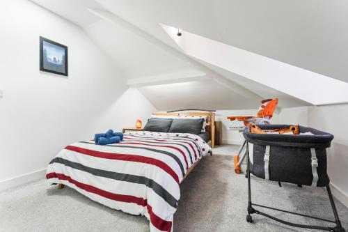 Exquisite 2-Bedroom Penthouse-Sleeps 7-Free Parking with Workspace & High-Speed WiFi photo 25
