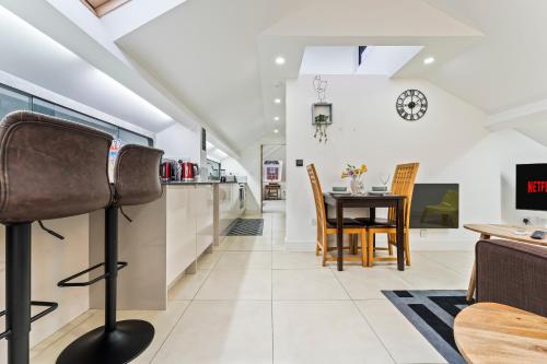Exquisite 2-Bedroom Penthouse-Sleeps 7-Free Parking with Workspace & High-Speed WiFi photo 14