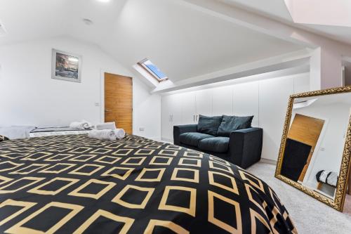 Exquisite 2-Bedroom Penthouse-Sleeps 7-Free Parking with Workspace & High-Speed WiFi photo 23