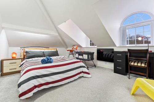 Exquisite 2-Bedroom Penthouse-Sleeps 7-Free Parking with Workspace & High-Speed WiFi photo 26