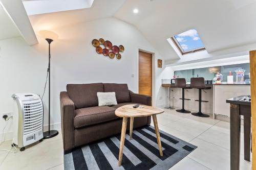 Exquisite 2-Bedroom Penthouse-Sleeps 7-Free Parking with Workspace & High-Speed WiFi photo 28