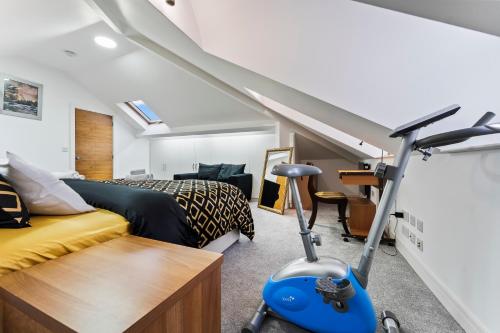 Exquisite 2-Bedroom Penthouse-Sleeps 7-Free Parking with Workspace & High-Speed WiFi photo 24